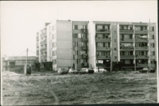 [Na budowie osiedla Mazurskiego w Mrągowie 1990. 1]