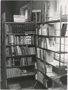 [Księgozbiór podręczny w czytelni Gromadzkiej Biblioteki Publicznej w Sorkwitach. 2]