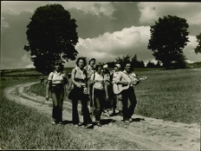 [Rozśpiewana grupa w plenerze]