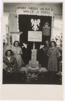 [Wystawka w Miejskiej Bibliotece Publicznej w Węgorzewie]