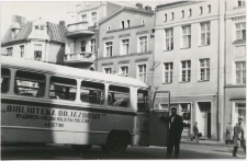 [Bibliobus Biblioteki Objazdowej WiMBP w Olsztynie na rynku w Bydgoszczy]