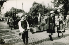 [Zespół folklorystyczny na ulicy Warszawskiej w Mrągowie]