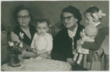 [Stefania Przybylska i Celina Krauze z wnuczkami]