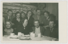 [Krystyna Jaroszewska z mężem i nauczycielami Ani]