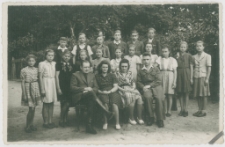 [Krystyna Przybylska oraz insp. Ruciński z uczniami]