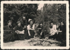 [Koledzy i koleżanki Stanisława Przybylskiego w lesie przy ognisku]