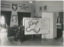 [Fragment wystawy kopernikańskiej w Wojew&oacute;dzkiej Bibliotece Publicznej w Olsztynie w Starym Ratuszu. 1]