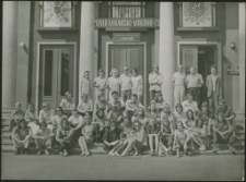 [Uczestnicy pleneru malarskiego przed mrągowskim domem kultury 1973. 1]