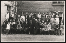 [Zdjęcie klasowe w szkole dla dziewcząt]