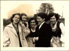 [Kobiety z zespołu muzycznego]