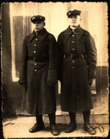 [Mężczyźni w mundurze]