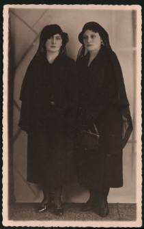 [Stefania Przybylska i jej siostra Celina Przyjemska w żałobie]