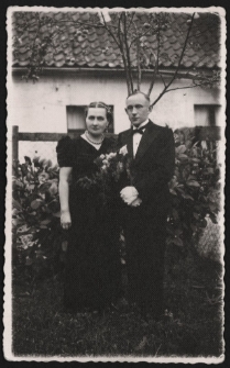 [Stefania Przybylska z partnerem przed domem]