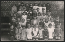 [Zdjęcie klasowe z nauczycielką]