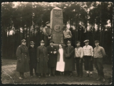 [Przed pomnikiem Józefa Piłsudskiego]