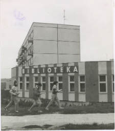 [Młodzi czytelnicy w drodze do biblioteki]