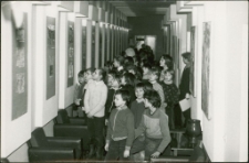 [Zwiedzający wystawę w galerii mrągowskiego domu kultury. 1]