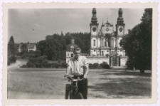 [Ryszard Sternik przed Bazyliką Nawiedzenia NMP w Świętej Lipce]