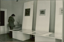 [Zwiedzający wystawę w galerii mrągowskiego domu kultury. 3]