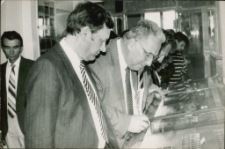 [Zwiedzający wystawę. 1]