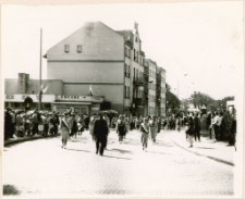 Harcerze w pochodzie pierwszomajowym 1986. [2]