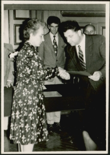 Wręczenie dyplomu za długoletnią pracę