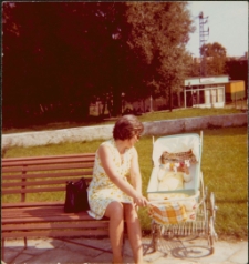 [Matka z dzieckiem na Placu PCK w Mrągowie 1972. 2]