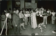 [Występy polonijnego zespółu z USA w mrągowskim domu kultury. 1]