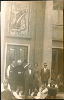 [Przed mrągowskim domem kultury. 3]