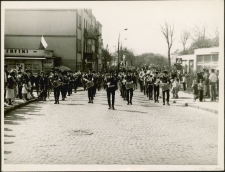 Orkiestra wojskowa w pochodzie pierwszomajowym