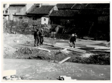 Budowa kładki nad jeziorem Kalwa w Pasymiu. [3]