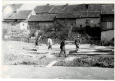 Budowa kładki nad jeziorem Kalwa w Pasymiu. [4]