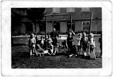 Grupa przedszkolna na placu zabaw [2]