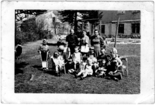 Grupa przedszkolna na placu zabaw [3]