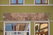 [Szyld na kamienicy w Mrągowie. 2]