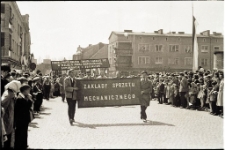 [Pracownicy Zakładu Sprzętu Mechanicznego w Mrągowie w pochodzie pierwszomajowym. 1]