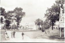 [Przed mrągowskim domem kultury 1969]