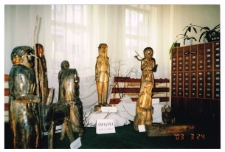 [Wystawa rzeźby pt. "Świątki księdza Suwały" w Miejskiej Bibliotece Publicznej w Szczytnie]