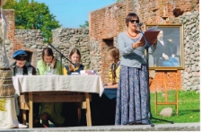 [Narodowe Czytanie "Trylogii" Henryka Sienkiewicza zorganizowane w ruinach zamku krzyżackiego w Szczytnie]