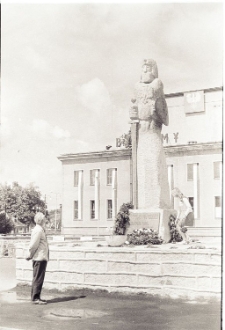 [Kwiaty przed pomnikiem Rocha w Mrągowie 1969]