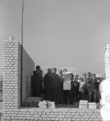 [Uroczyste odczytanie aktu erekcyjnego na budowie szkoły Tysiąclecia w Mrągowie 1964. 1]