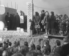 [Uroczyste odczytanie aktu erekcyjnego na budowie szkoły Tysiąclecia w Mrągowie 1964. 2]