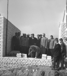[Uroczyste wmurowanie aktu erekcyjnego na budowie szkoły Tysiąclecia w Mrągowie 1964]