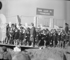 [Uczestnicy uroczystości wmurowania aktu erekcyjnego na budowie szkoły Tysiąclecia w Mrągowie 1964. 2]