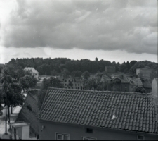 Róg ulicy Piotra Sobczyńskiego i widok na Park Sikorskiego w Mrągowie. [1]