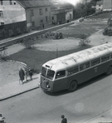 Przystanek autobusowy na ulicy Warszawskiej w Mrągowie