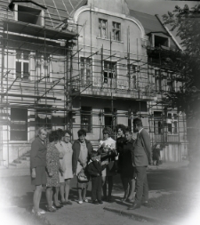 [Bibliotekarze na Placu Wolności w Mikołajkach. 2]