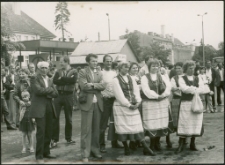 [Zespół folklorystyczny na Placu Zwycięstwa w Mrągowie]