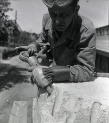 [Wykuwanie rzeźby rycerza Rocha w Mrągowie 1969. 1]
