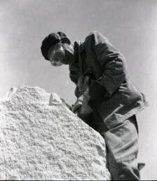 [Wykuwanie rzeźby rycerza Rocha w Mrągowie 1969. 2]